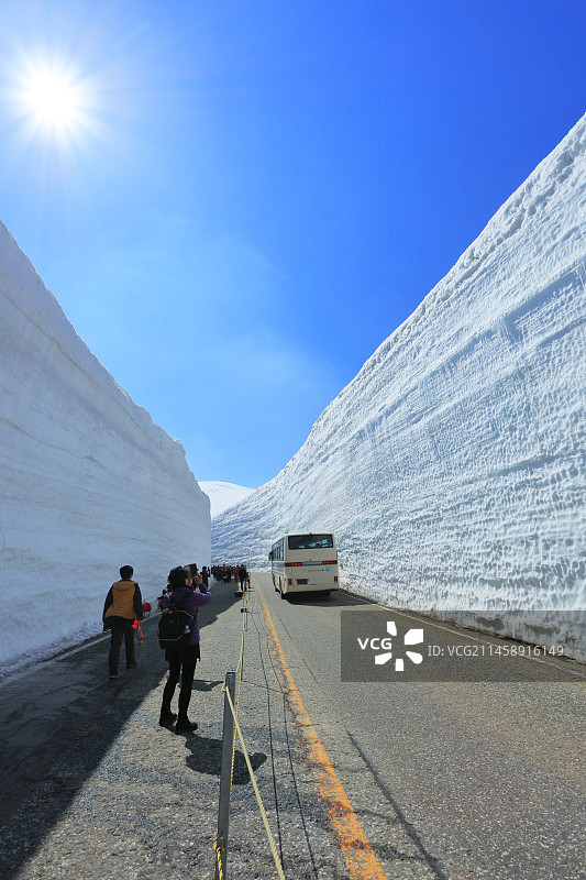 日本富山县立山雪之大谷步行道和天空中的太阳图片素材