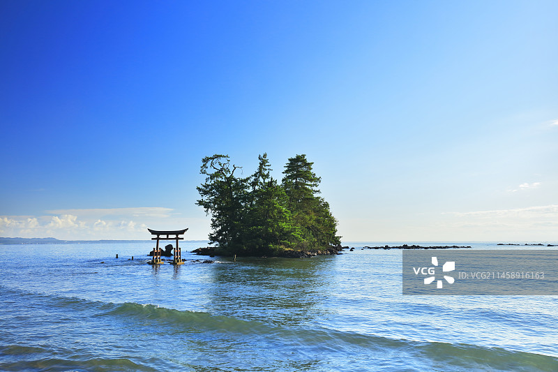 日本能登恋路海岸弁天岛的鸟居图片素材