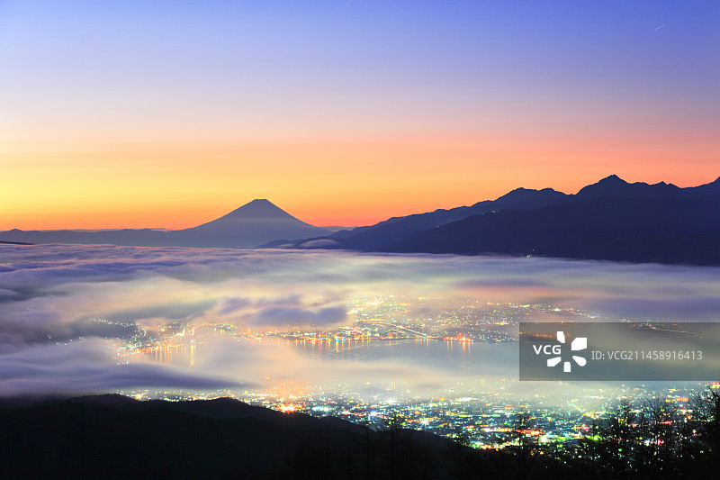 日本盐尻市高钵高原的诹访湖、城镇灯光、云海与富士山图片素材