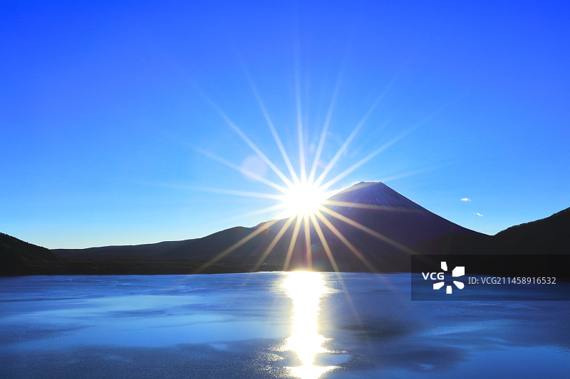 元旦日出：本栖湖雪顶富士山，日本山梨县南巨摩郡图片素材