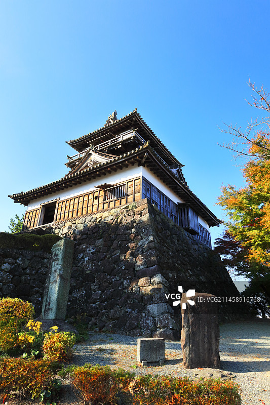 日本福井县坂井市丸冈城天守阁秋季晴空图片素材