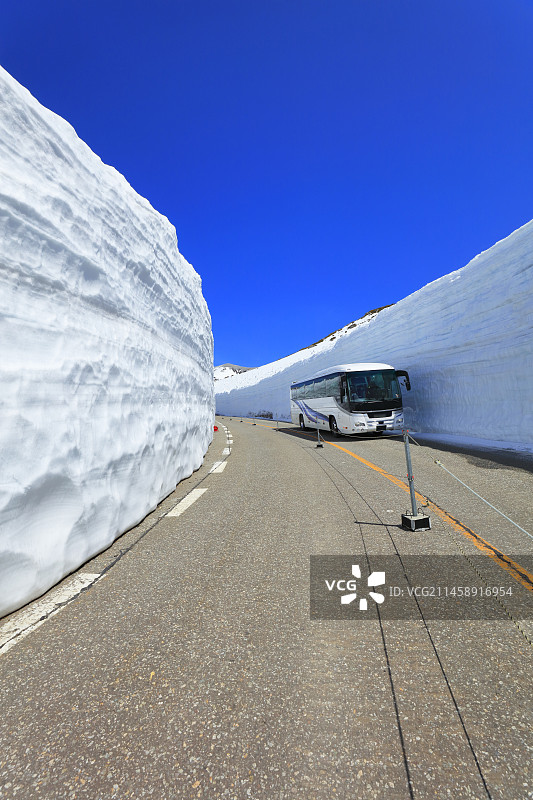春季的立山，有雪谷和晴朗的天空，日本，富山县，中新川郡，富山图片素材