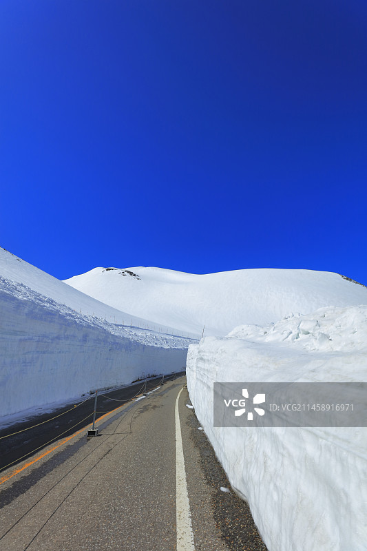 日本富山县立山雪谷春日晴空图片素材