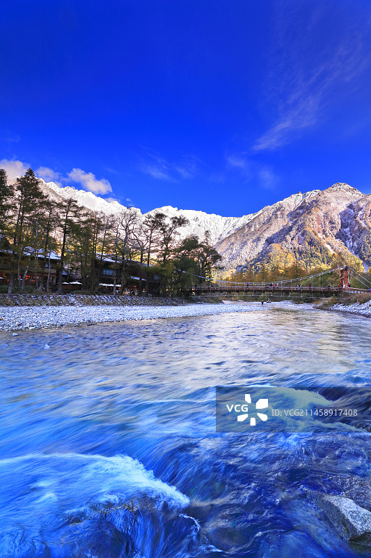 日本长野县上高地、梓川、河童桥和穗高山脉的秋叶和新雪图片素材