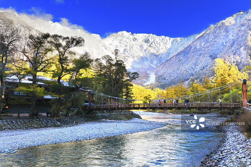 日本长野县上高地、梓川、河童桥和穗高山脉的秋叶和新雪图片素材