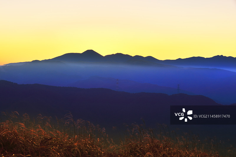 拂晓时分从高坊高原眺望八岳山脉（日本长野县盐尻市）图片素材