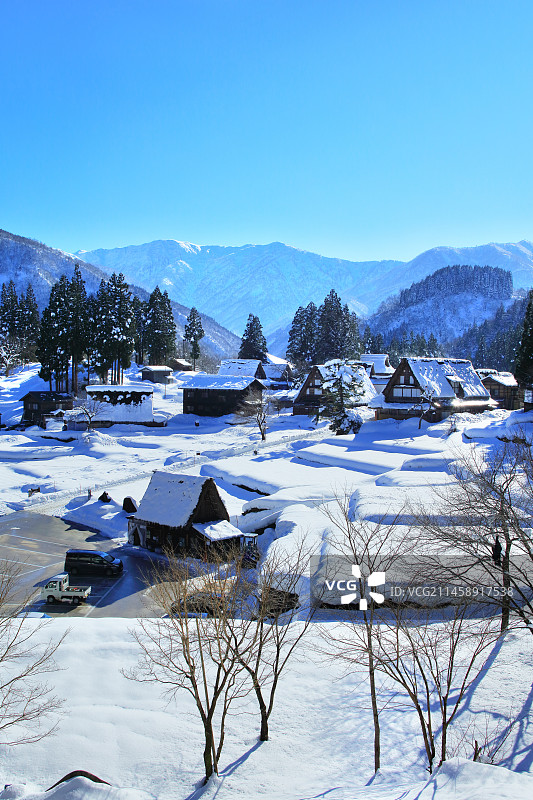 日本富山县南砺市相仓合掌村的晴朗天空图片素材