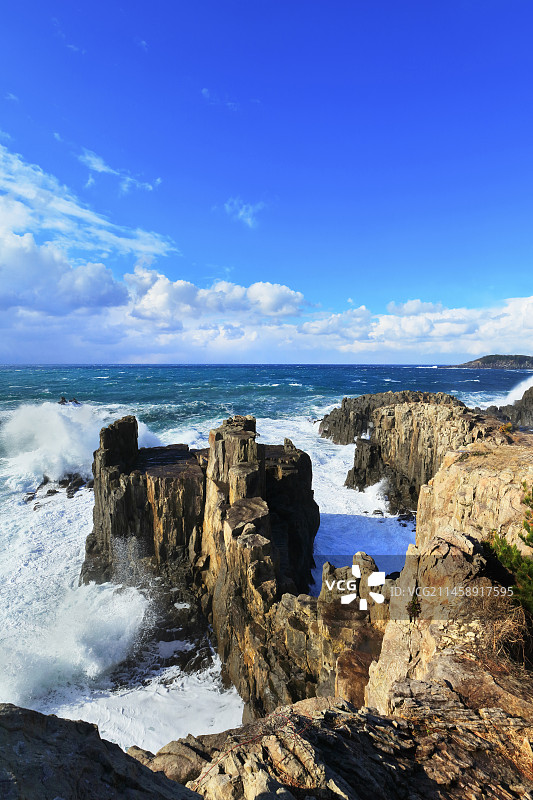 冬季日本福井县东寻坊的日本海波浪图片素材