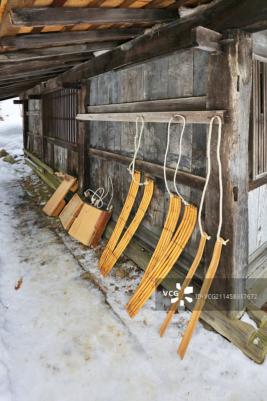 冬季飞驒民俗村的竹制滑雪板和雪橇，日本岐阜县高山市图片素材