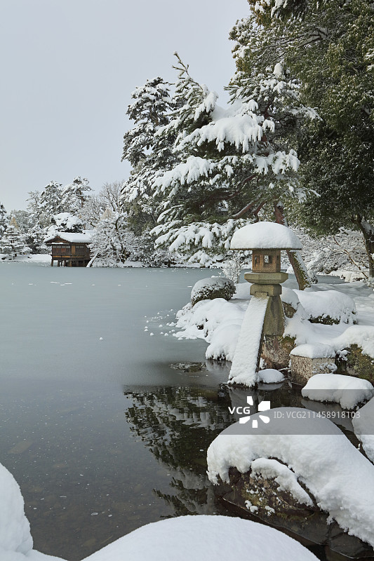 冬季日本金泽兼六园的雪景图片素材