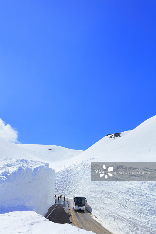 日本富山县中新川郡立山春景及巴士图片素材