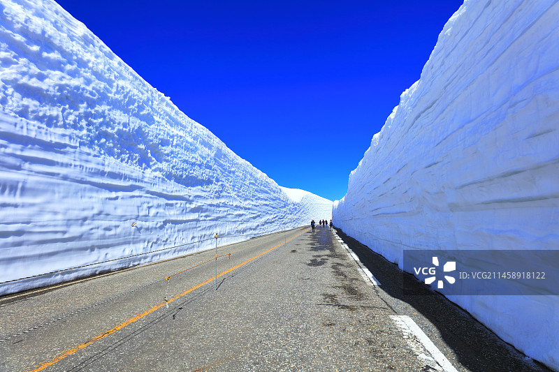日本富山县立山雪谷春日晴空图片素材