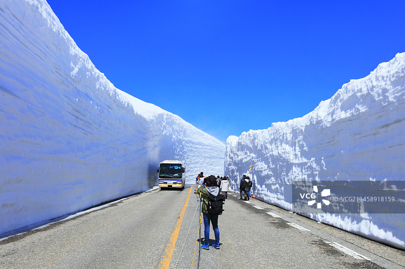 春季立山雪谷风光图片素材