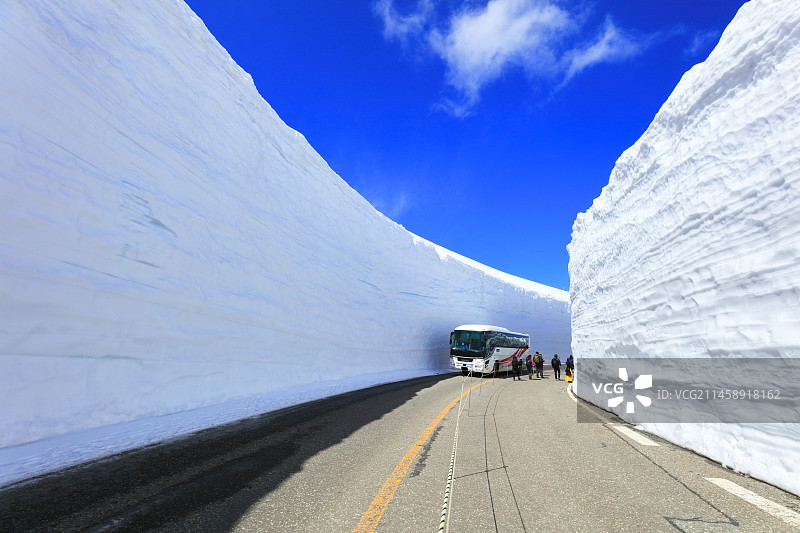 日本富山县中新川郡立山春景及巴士图片素材