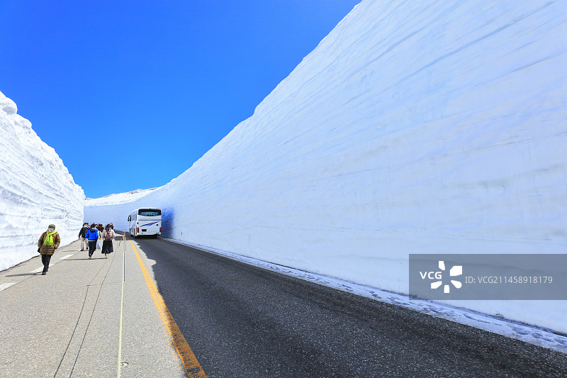 春季立山雪谷风光图片素材