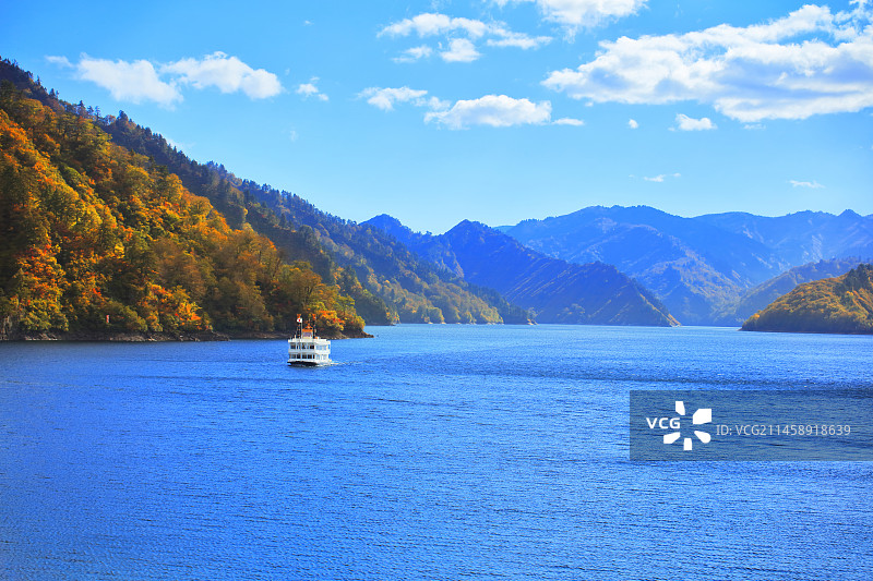 日本新泻县鱼沼市奥只見湖（银山湖）的游船与秋叶图片素材