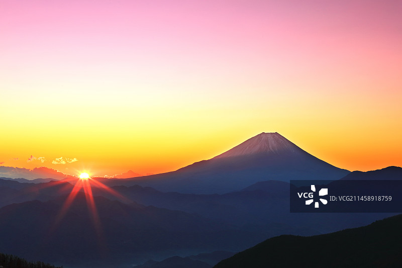 从丸山森林路看富士山和朝阳（日本山梨县南巨摩郡）图片素材