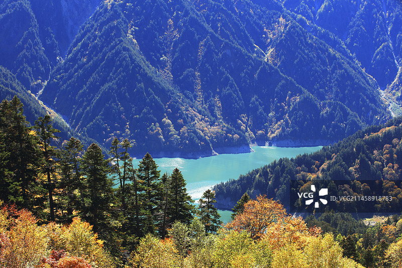 立山、黑部湖和秋叶，秋季，日本富山县中新川郡图片素材