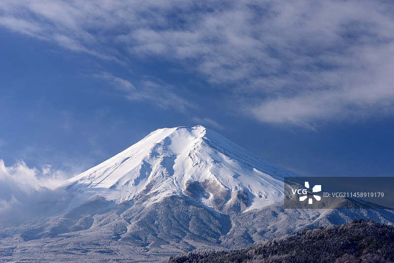 日本山梨县富士吉田市的雪山富士山和云彩图片素材