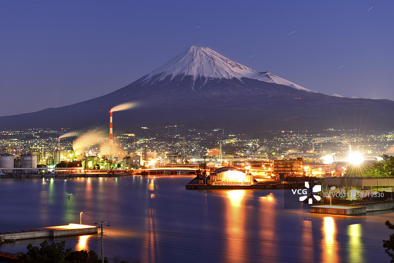 日本静冈县富士市富士之国田子浦港公园的富士山黎明景色与工厂夜景图片素材