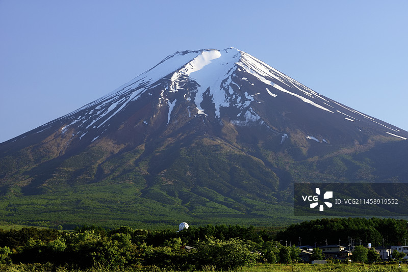 日本山梨县富士吉田市郊野公园初夏的富士山图片素材