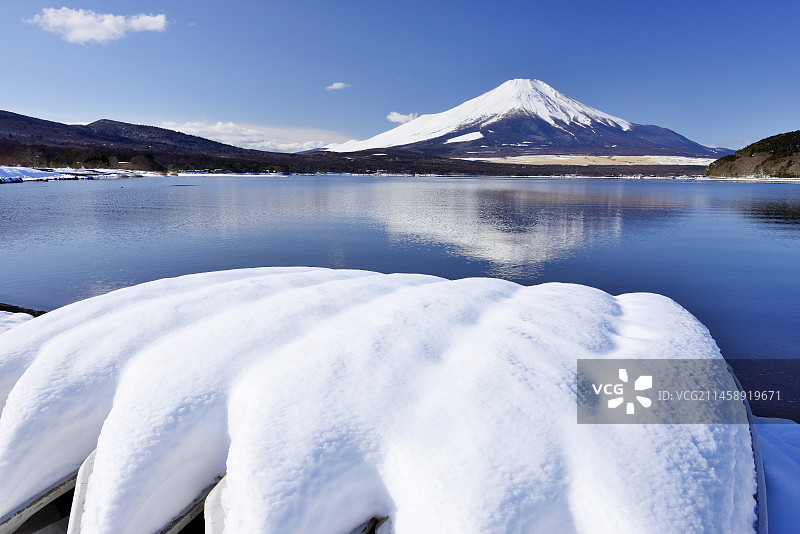 从山中湖眺望富士山与雪景船只，日本山梨县图片素材