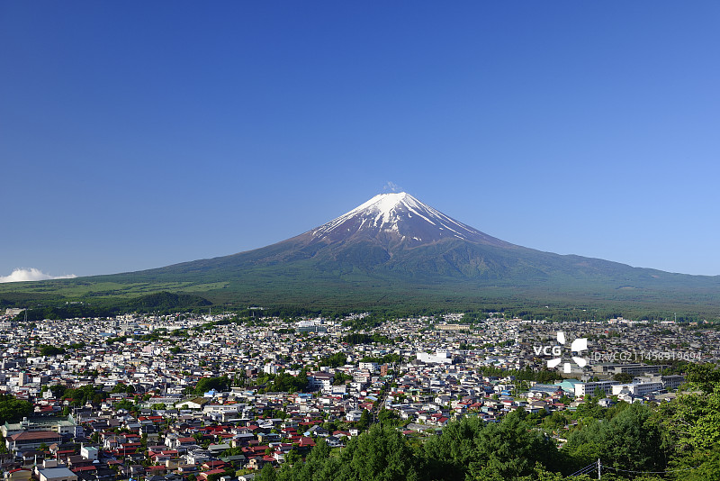 初夏新仓山浅间公园的富士山图片素材