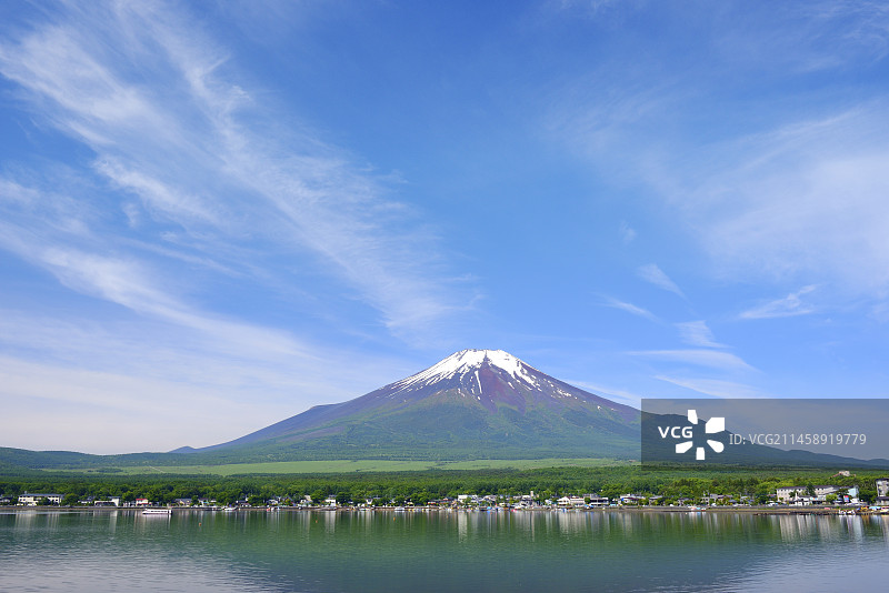 初夏时节从山中湖看到的富士山，日本山梨县南都留郡图片素材