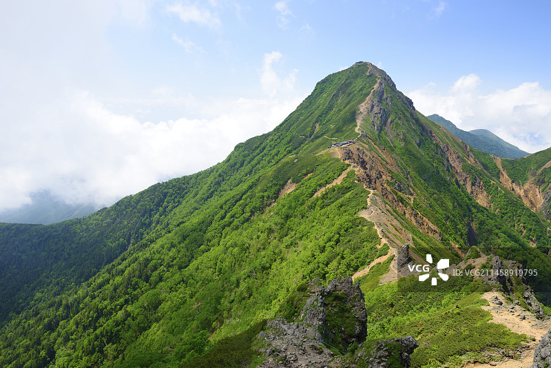日本横岳附近的八岳山赤岳夏季景色，长野县茅野市，南佐久郡，南牧村图片素材