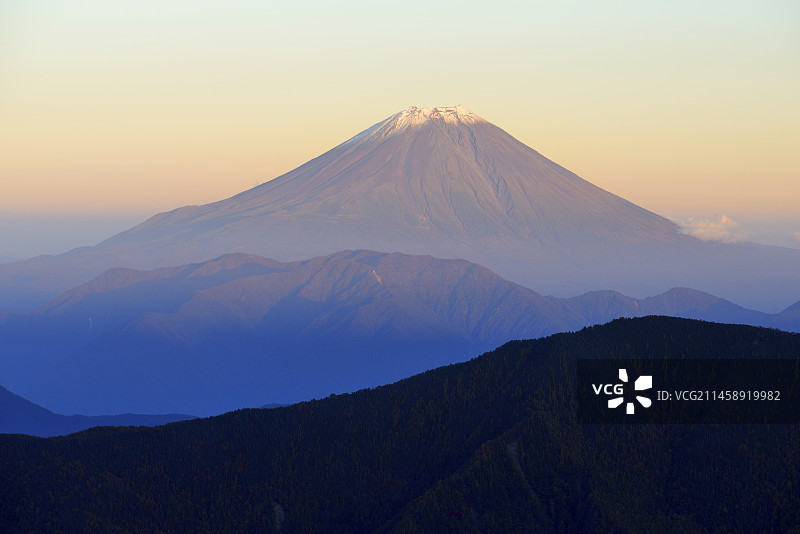 从南阿尔卑斯山的千枚岳观看黄昏时的富士山图片素材
