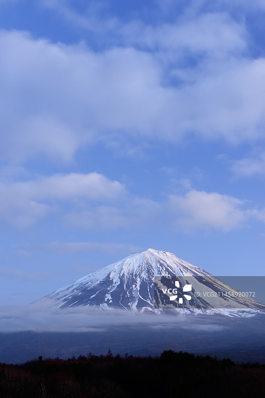 日本山梨县鸣泽村雨后富士山图片素材
