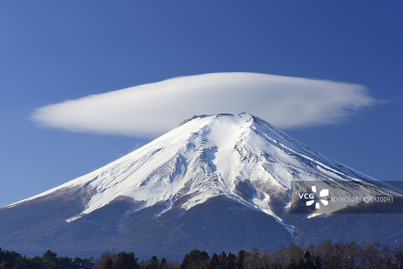从富士吉田市眺望山梨县富士山图片素材