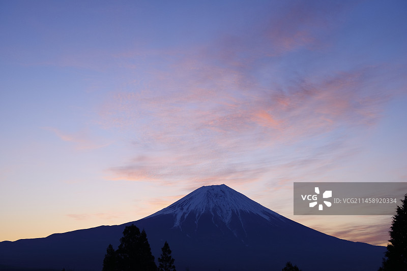 从朝雾高原眺望清晨天空下的富士山图片素材