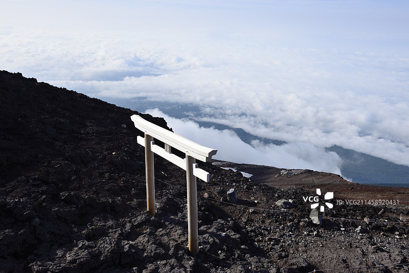 富士山顶富士宫路线的鸟居与云海，日本静冈县图片素材