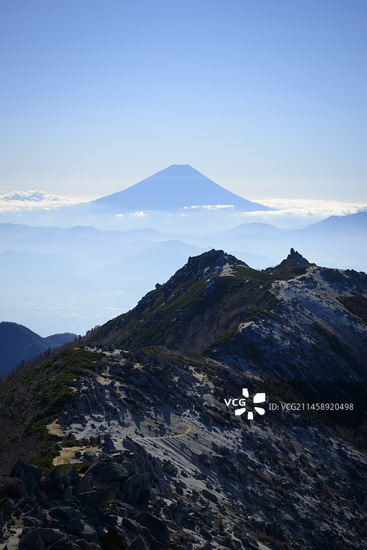 日本南阿尔卑斯山观音岳眺望山梨县富士山和凤凰山山脊图片素材
