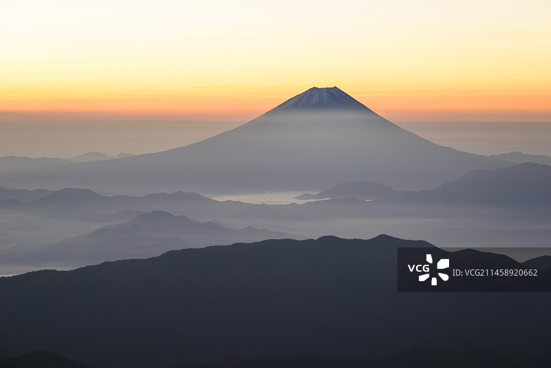 日本山梨县南阿尔卑斯山黎明时分的富士山图片素材