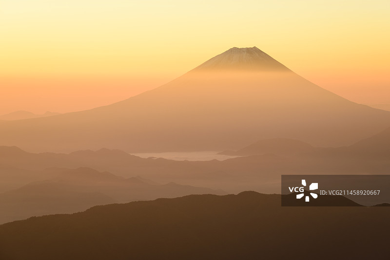 日本山梨县南阿尔卑斯山黎明时分的富士山图片素材