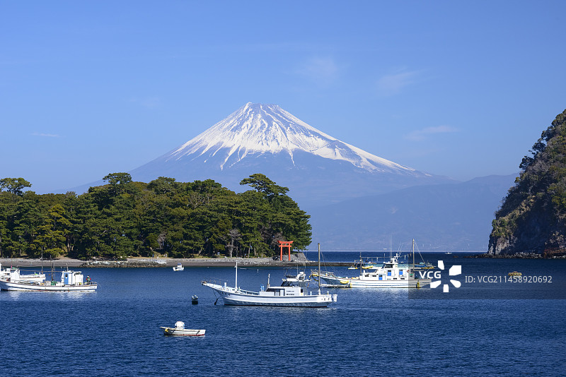 从户田港看到的富士山，日本静冈县沼津市图片素材