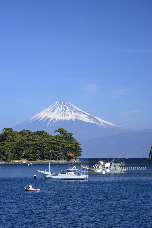 从户田港看到的富士山，日本静冈县沼津市图片素材