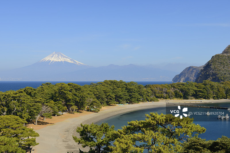 从户田港、静冈县、日本、静冈县沼津市、户田看到的富士山和三滨角图片素材