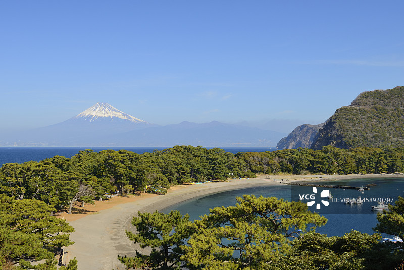 从户田港、静冈县、日本、静冈县沼津市、户田看到的富士山和三滨角图片素材