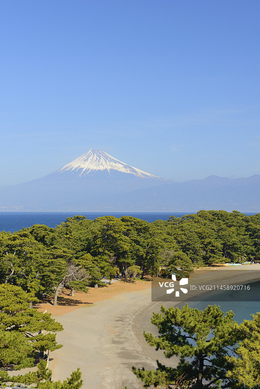 从户田港、静冈县、日本、静冈县沼津市、户田看到的富士山和三滨角图片素材