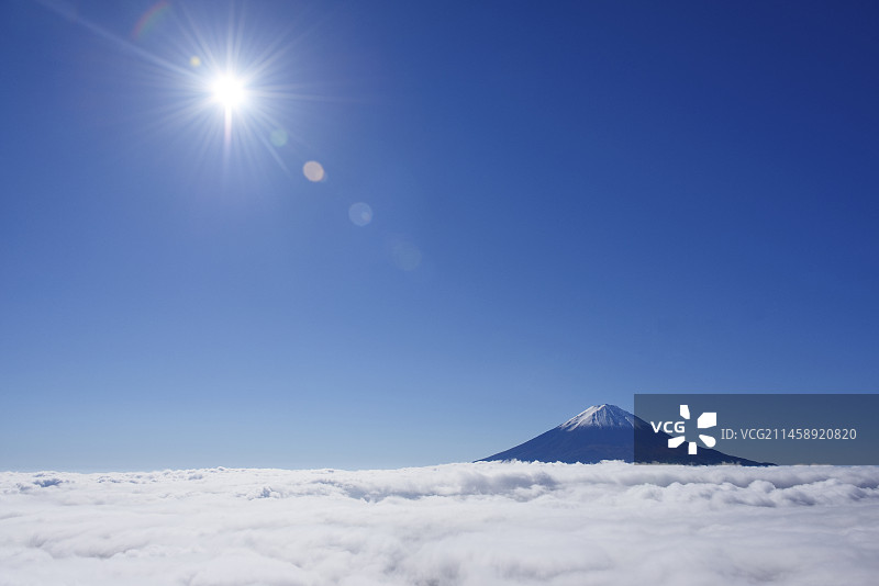 日本山梨县云海中的富士山与阳光图片素材