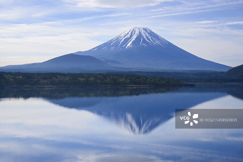 日本山梨县本栖湖畔的初夏富士山倒影图片素材