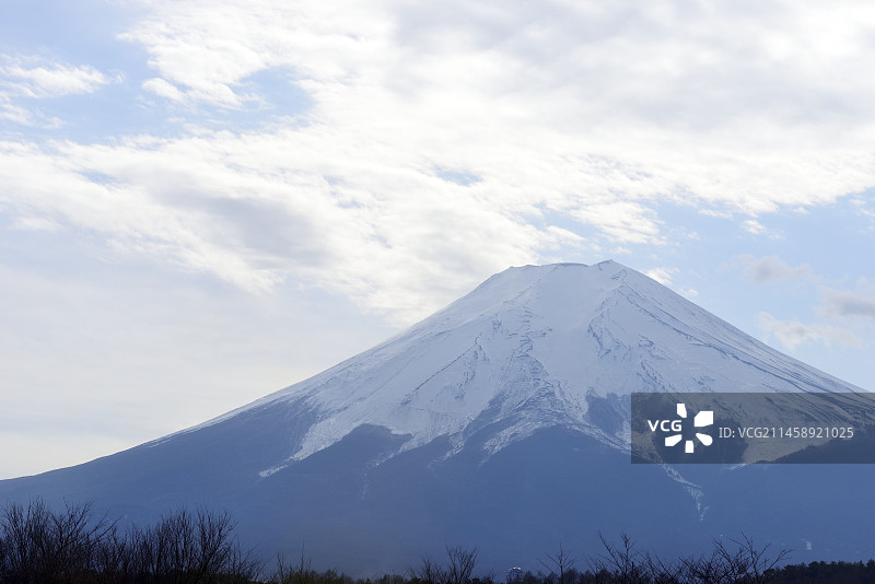 日本山梨县富士山和云彩图片素材