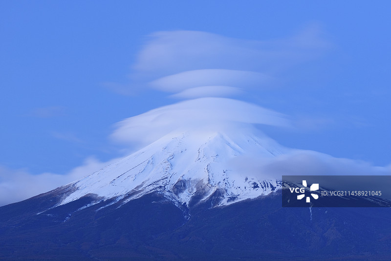 日本山梨县富士山黎明时的云影图片素材