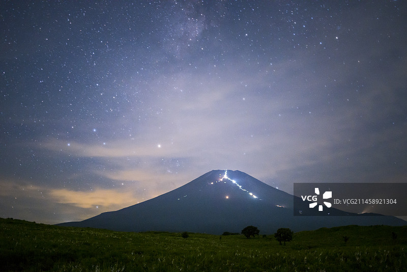 日本山梨县富士山星空山路风光图片素材