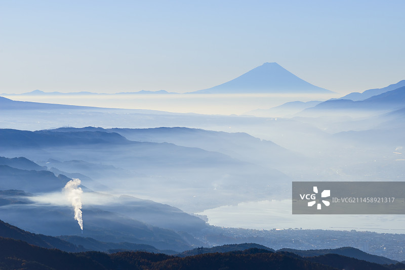 日本长野县高ボッチ高原的富士山黎明景色，长野县盐尻市、冈谷市图片素材