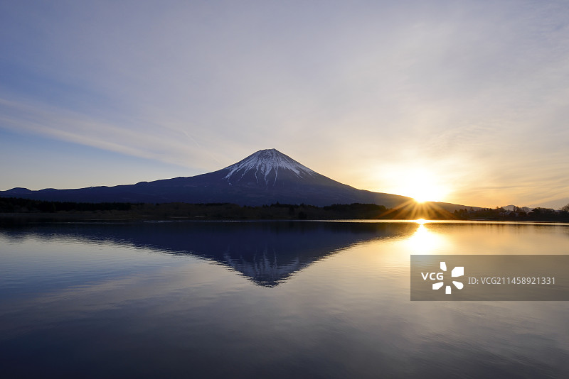 静冈县田贯湖日出时倒映的富士山图片素材