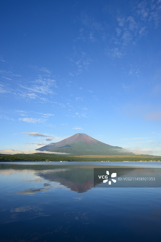日本山梨县山中湖的九月富士山图片素材